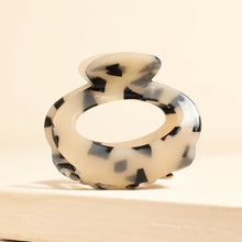 Load image into Gallery viewer, Tortoiseshell Oval Hair Claw Clip
