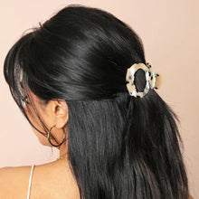 Load image into Gallery viewer, Tortoiseshell Oval Hair Claw Clip
